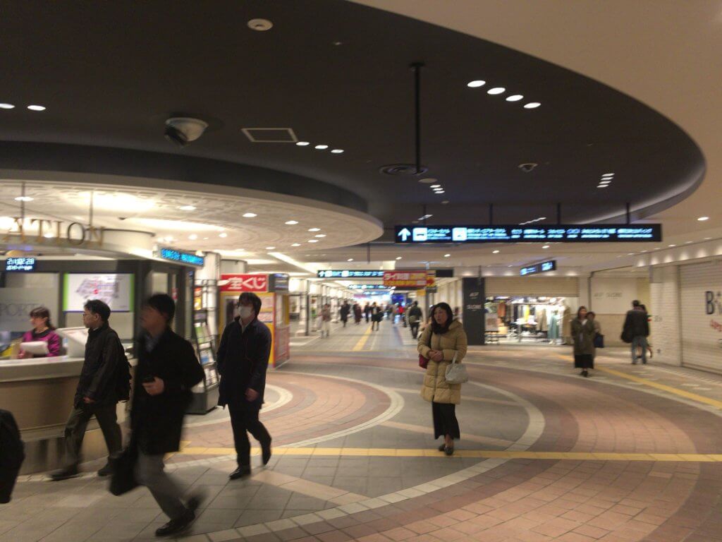東口のエレベーターを降りたところ