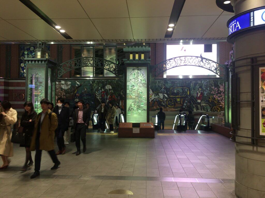 横浜駅コンコース東口側